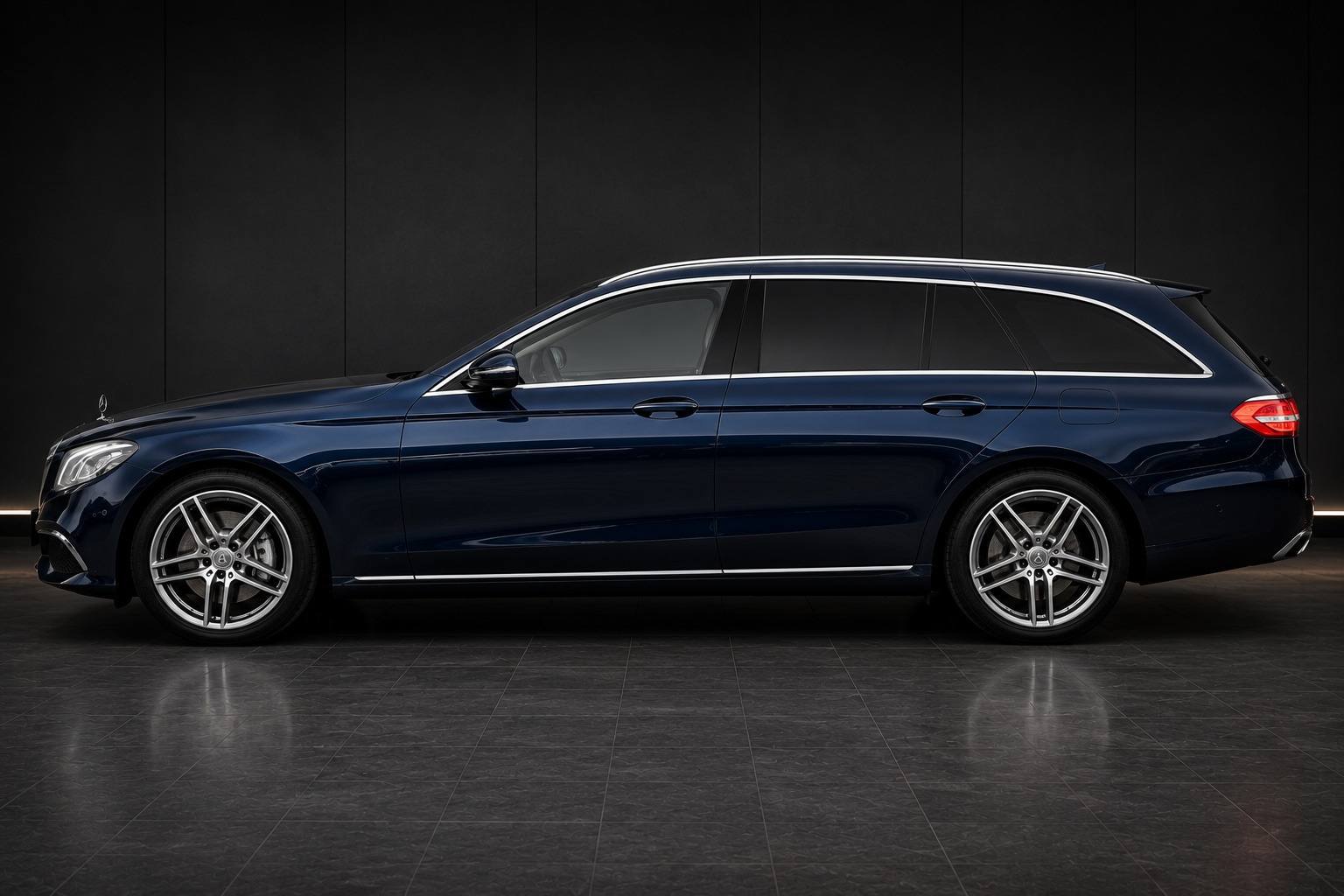Blå Mercedes E300 de fra 2019