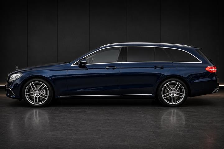 Blå Mercedes E300 de fra 2019