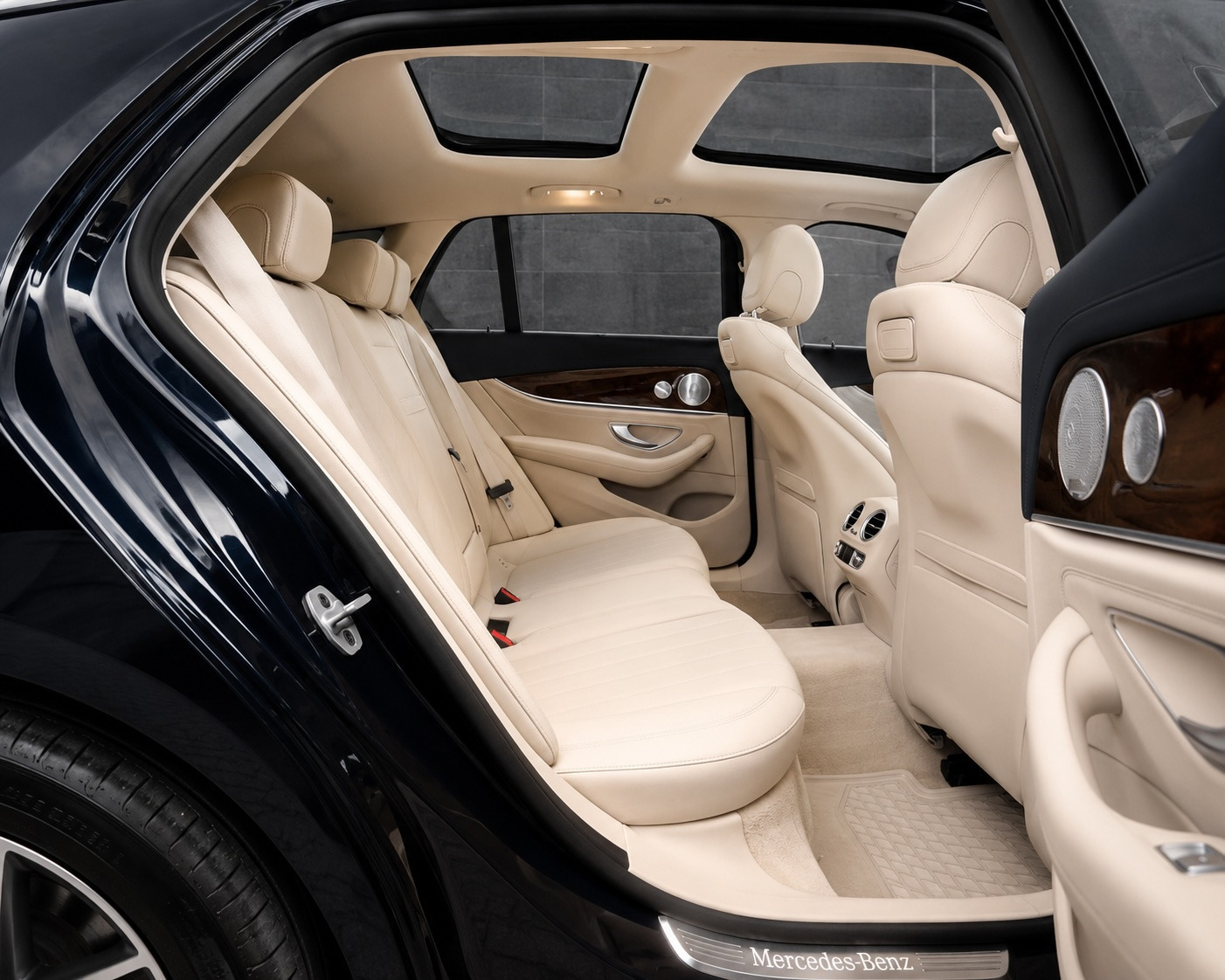 Blå Mercedes E300 de fra 2019
