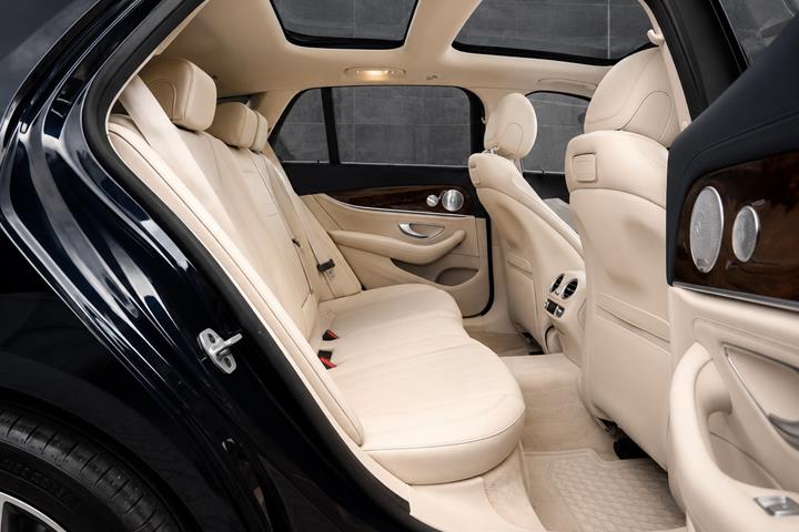 Blå Mercedes E300 de fra 2019