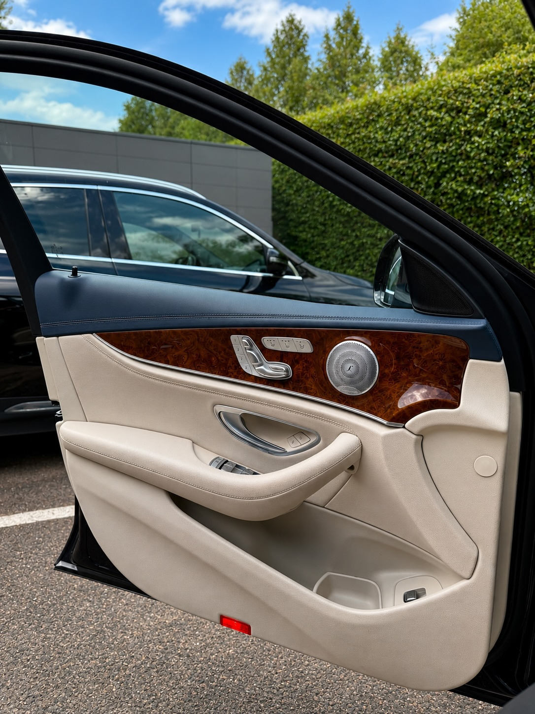 Blå Mercedes E300 de fra 2019