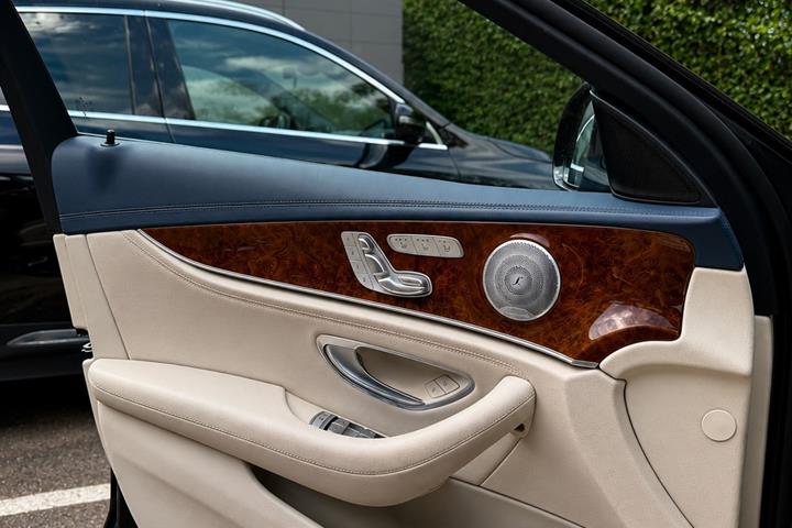 Blå Mercedes E300 de fra 2019