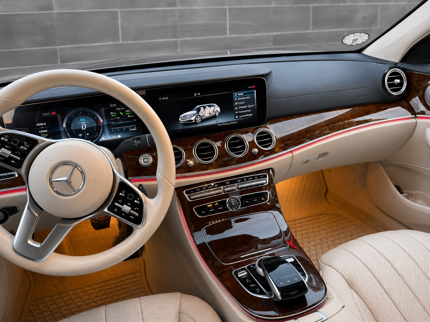 Blå Mercedes E300 de fra 2019