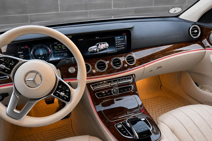 Blå Mercedes E300 de fra 2019