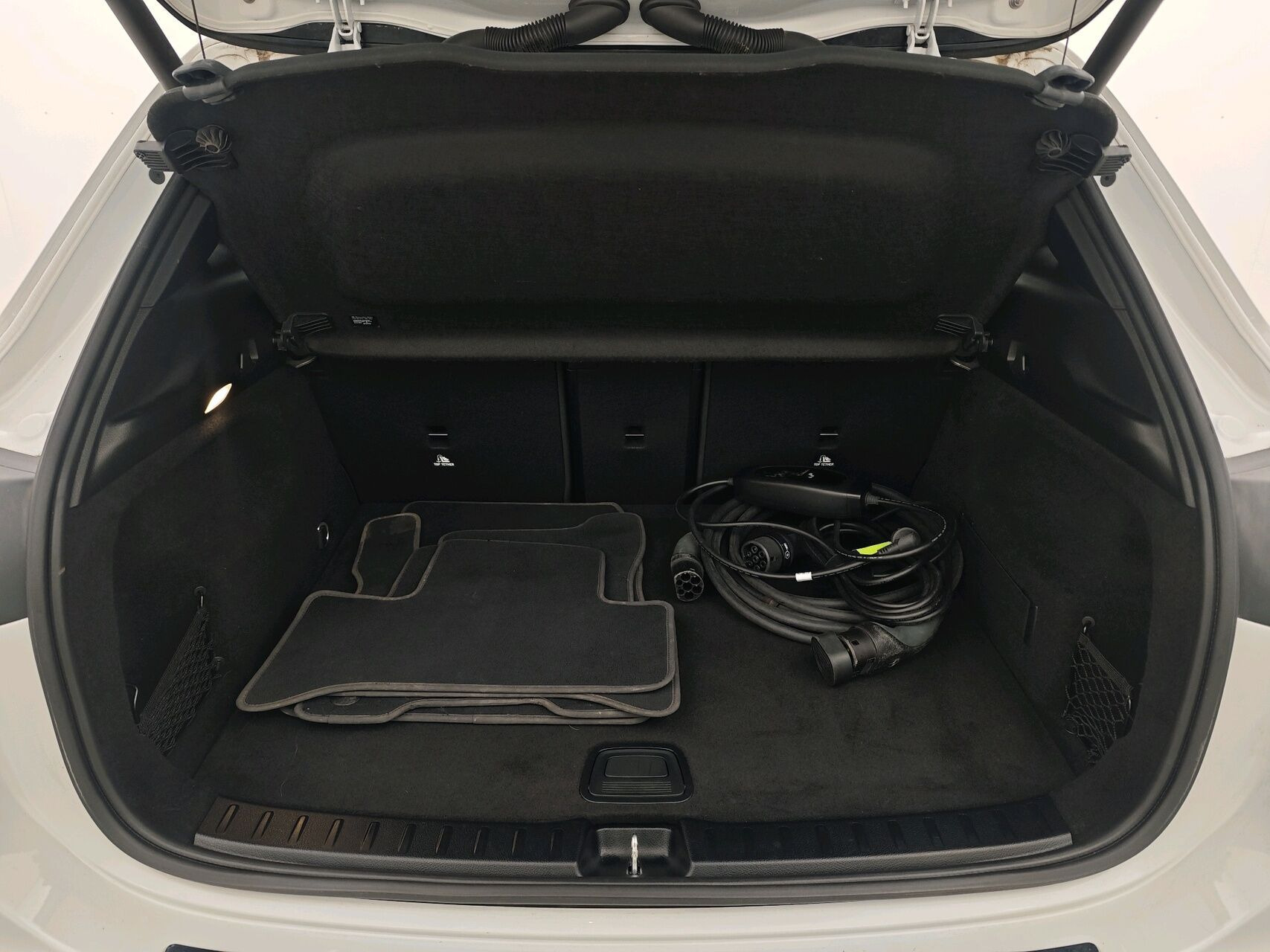 Hvid Mercedes EQA 250 fra 2022