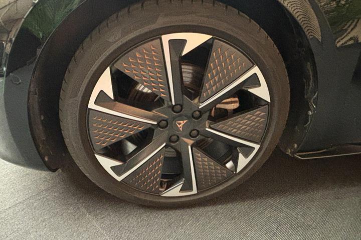 Sort Cupra Born fra 2025