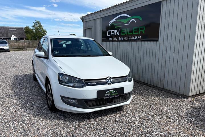 Hvid VW Polo fra 2017 set udefra