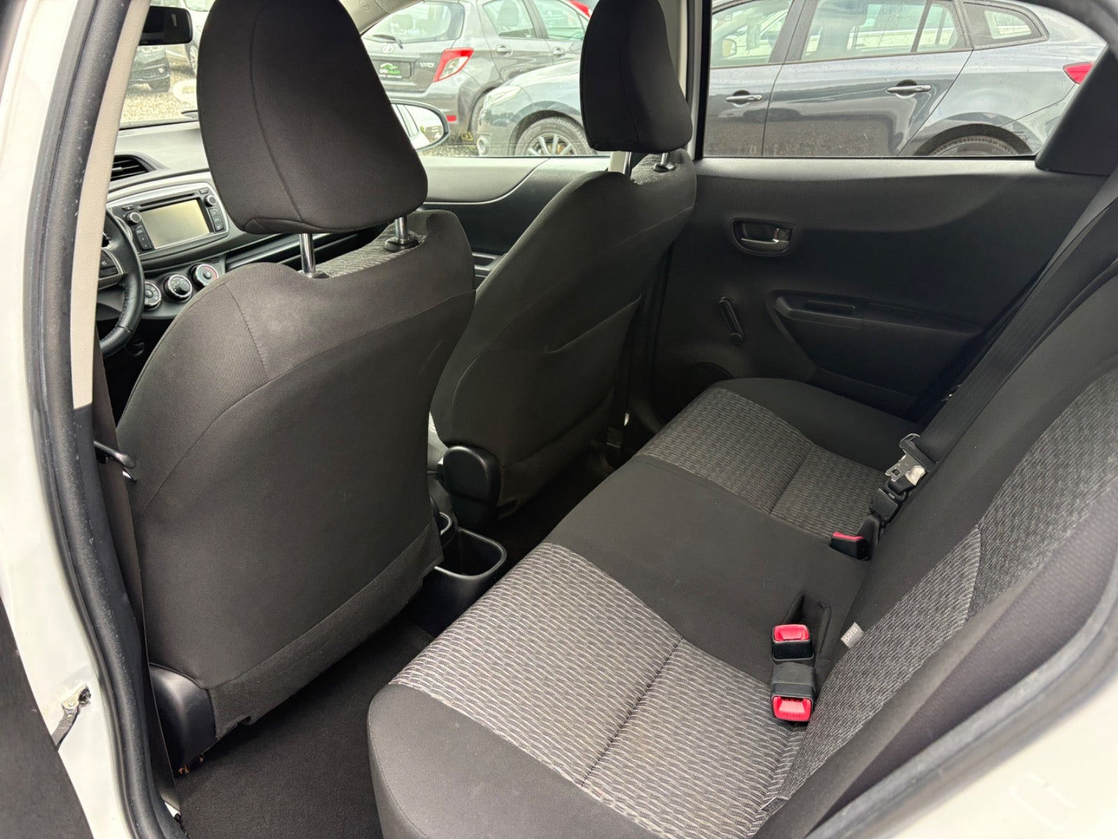 Hvid Toyota Yaris fra 2014