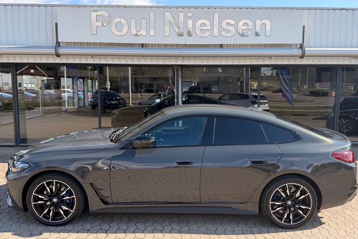 Grå BMW i4 fra 2025