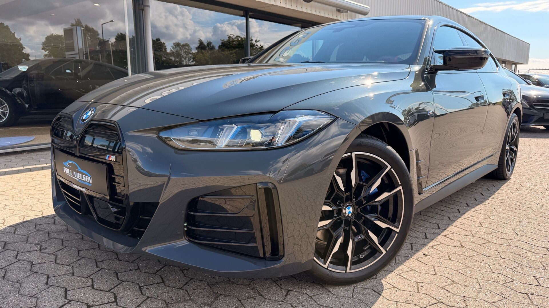 Grå BMW i4 fra 2025