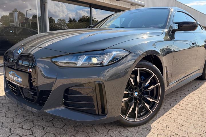 Grå BMW i4 fra 2025