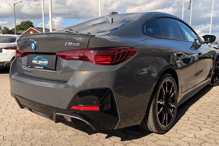 Grå BMW i4 fra 2025