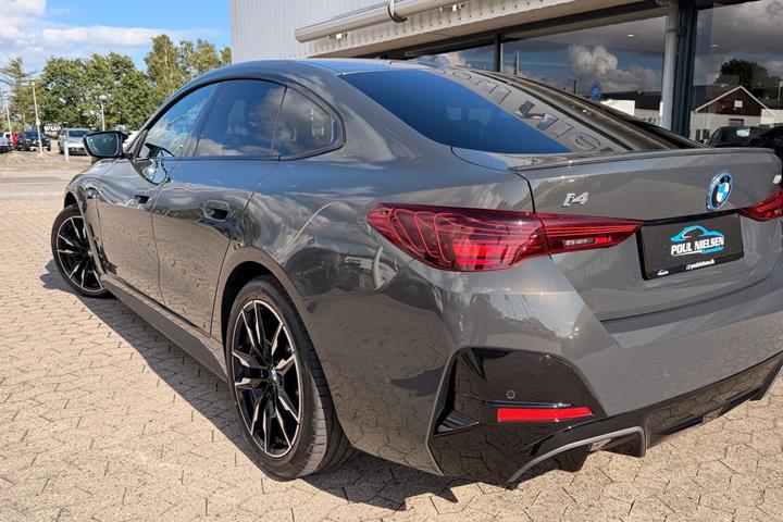 Grå BMW i4 fra 2025