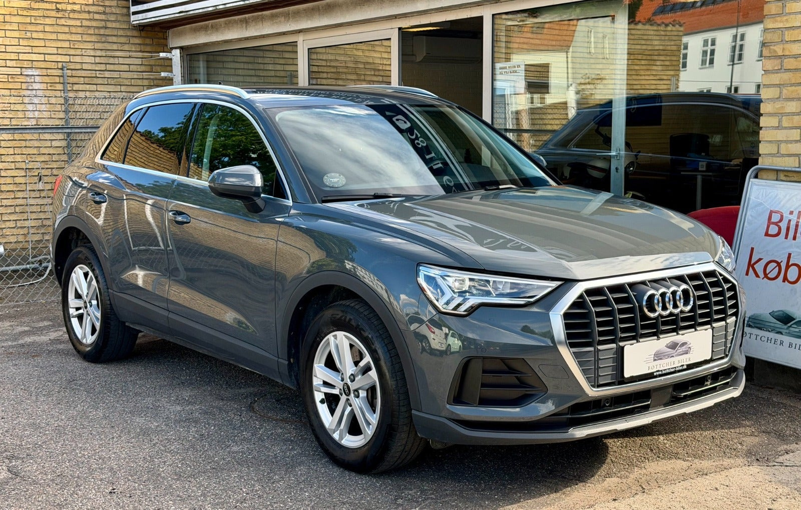 Grå Audi Q3 fra 2022