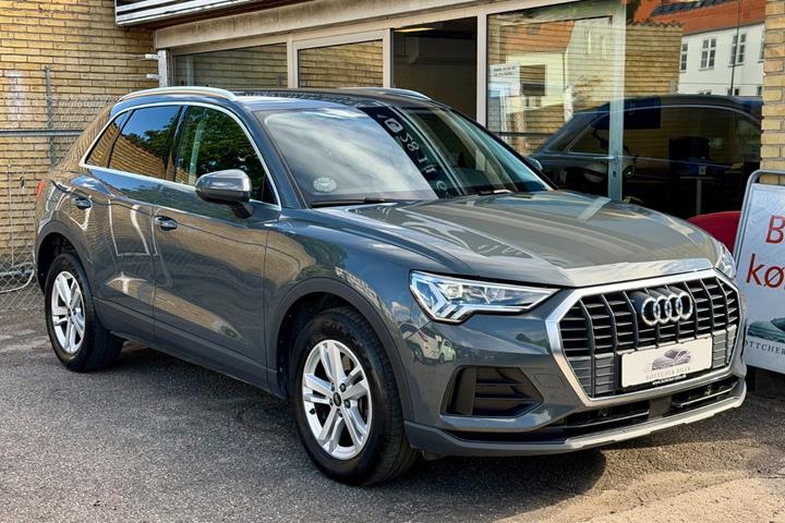 Grå Audi Q3 fra 2022