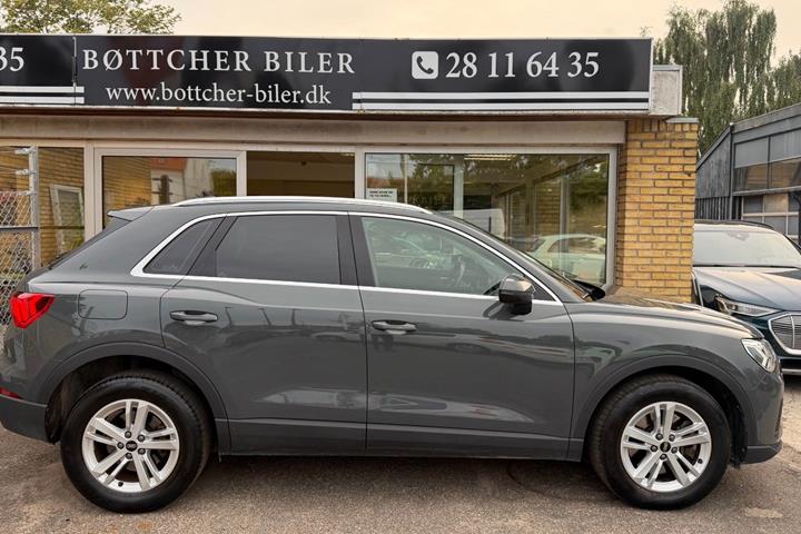Grå Audi Q3 fra 2022