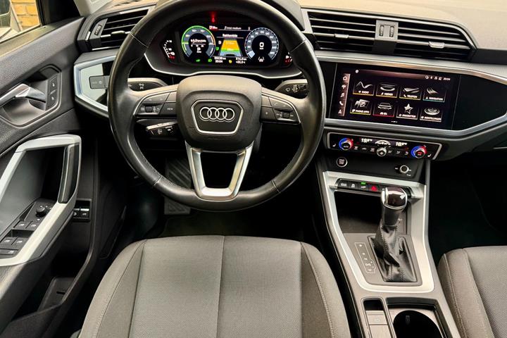 Grå Audi Q3 fra 2022