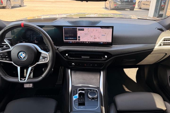 Grå BMW i4 fra 2025