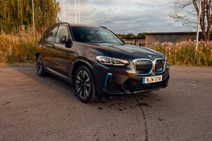 Grå BMW iX3 fra 2023