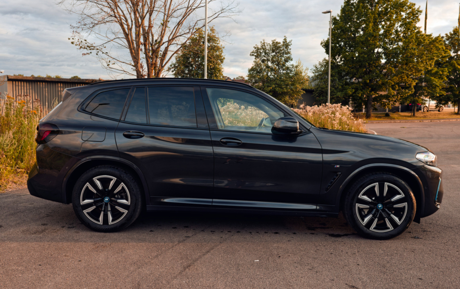 Grå BMW iX3 fra 2023