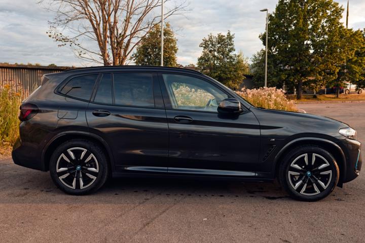 Grå BMW iX3 fra 2023