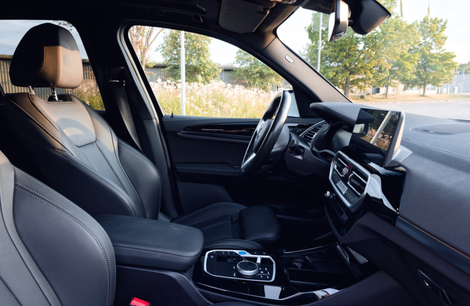 Grå BMW iX3 fra 2023