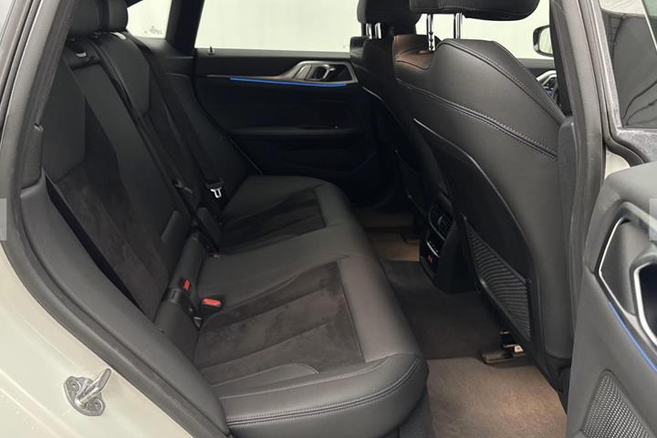 Hvid BMW i4 fra 2024