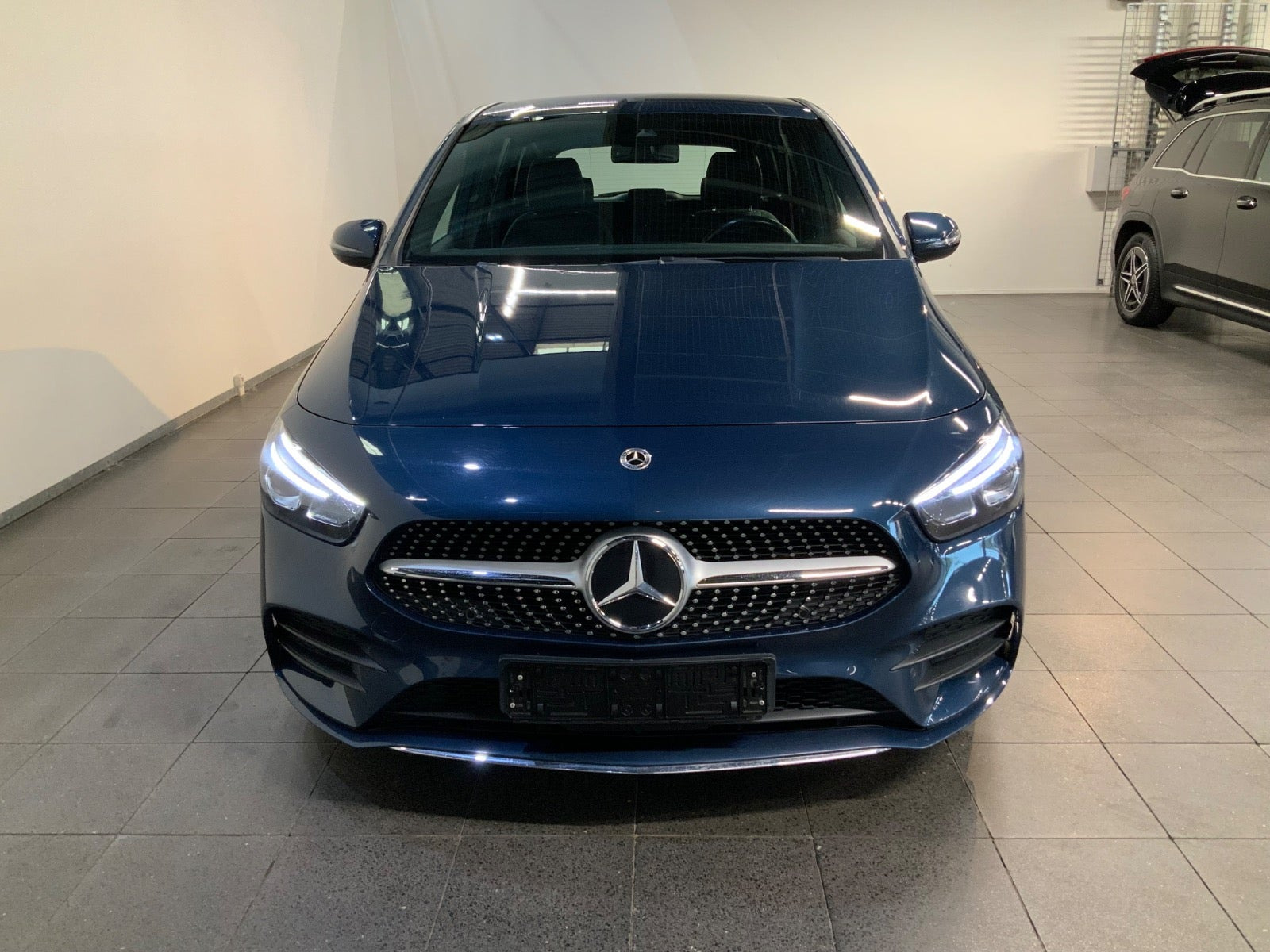 Blå Mercedes B200 fra 2020