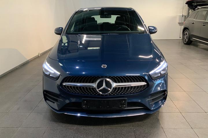 Blå Mercedes B200 fra 2020