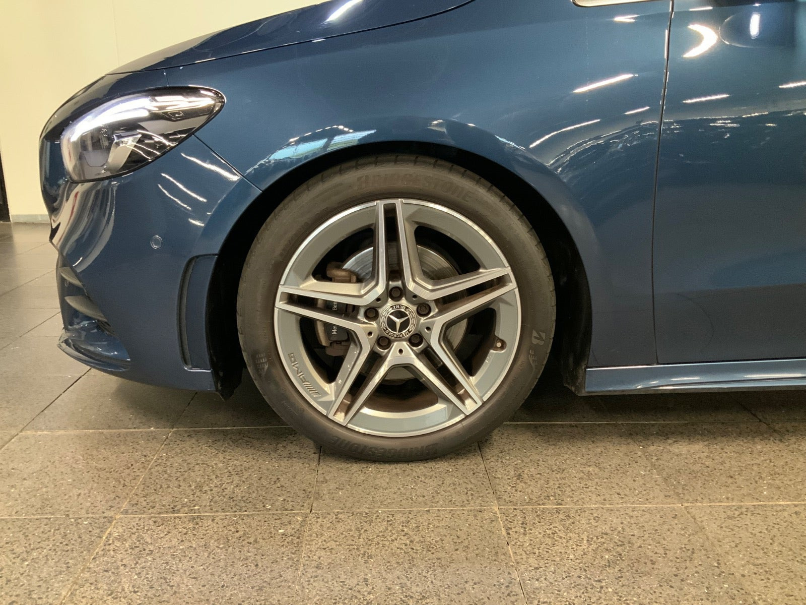 Blå Mercedes B200 fra 2020