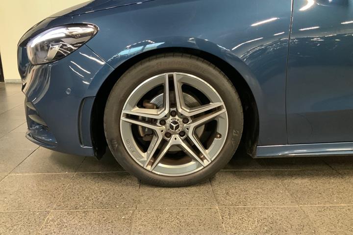 Blå Mercedes B200 fra 2020