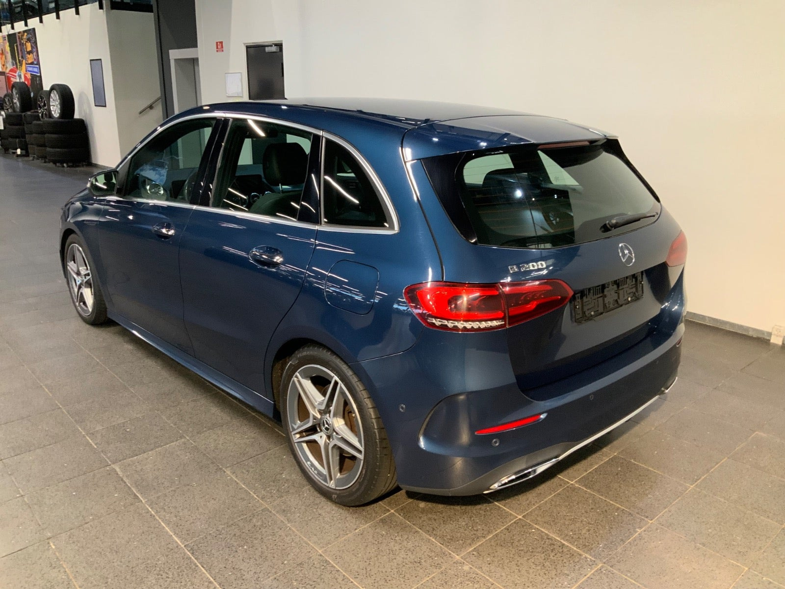 Blå Mercedes B200 fra 2020