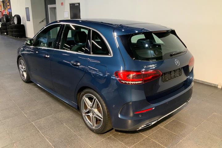 Blå Mercedes B200 fra 2020