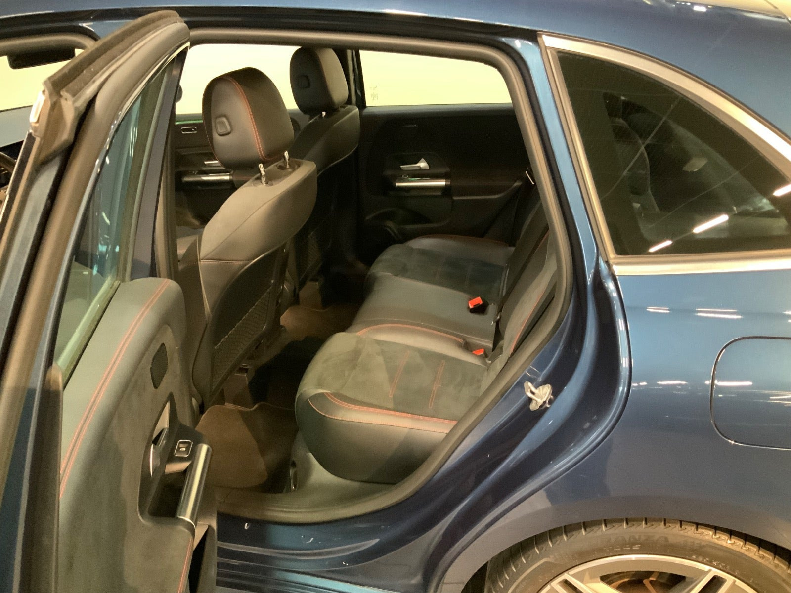 Blå Mercedes B200 fra 2020