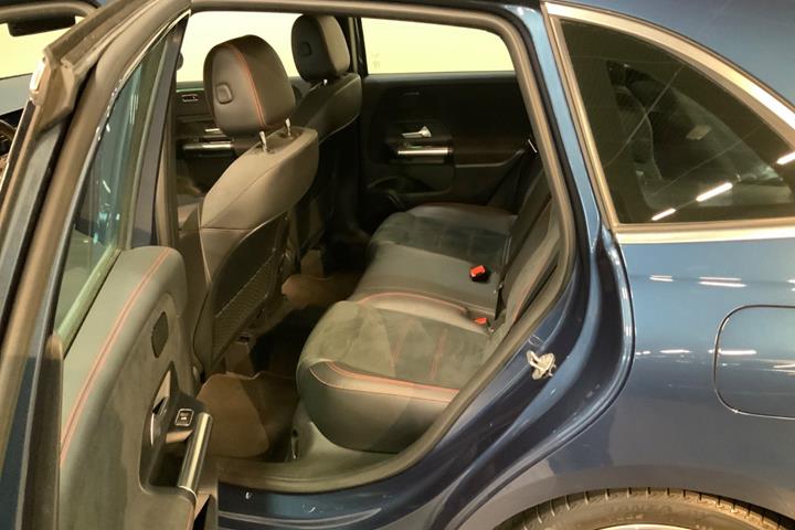Blå Mercedes B200 fra 2020