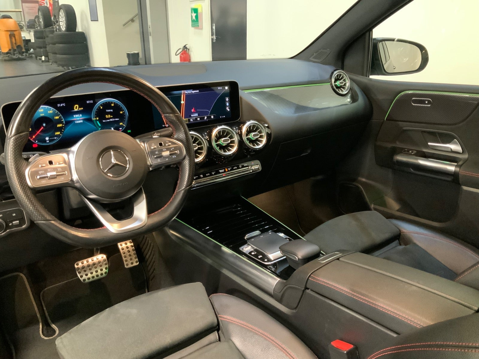 Blå Mercedes B200 fra 2020