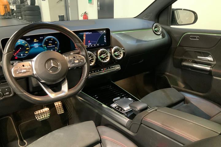 Blå Mercedes B200 fra 2020