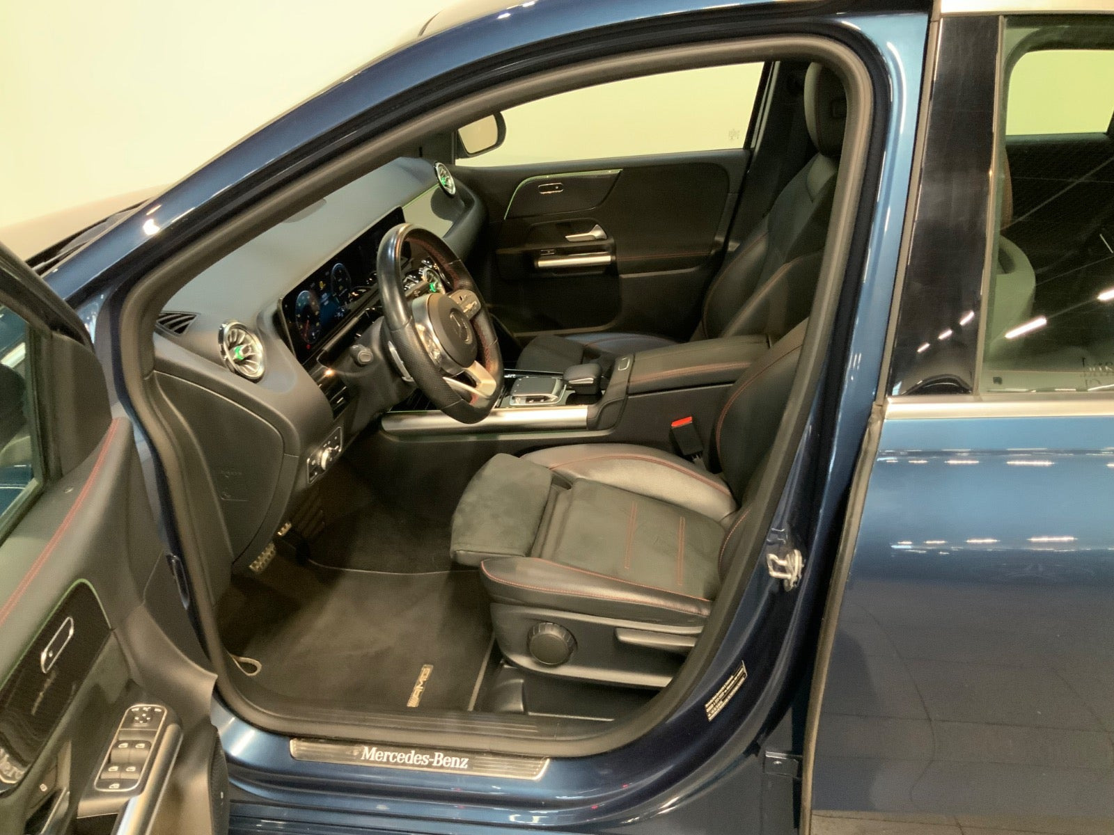 Blå Mercedes B200 fra 2020