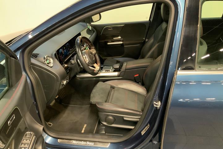 Blå Mercedes B200 fra 2020