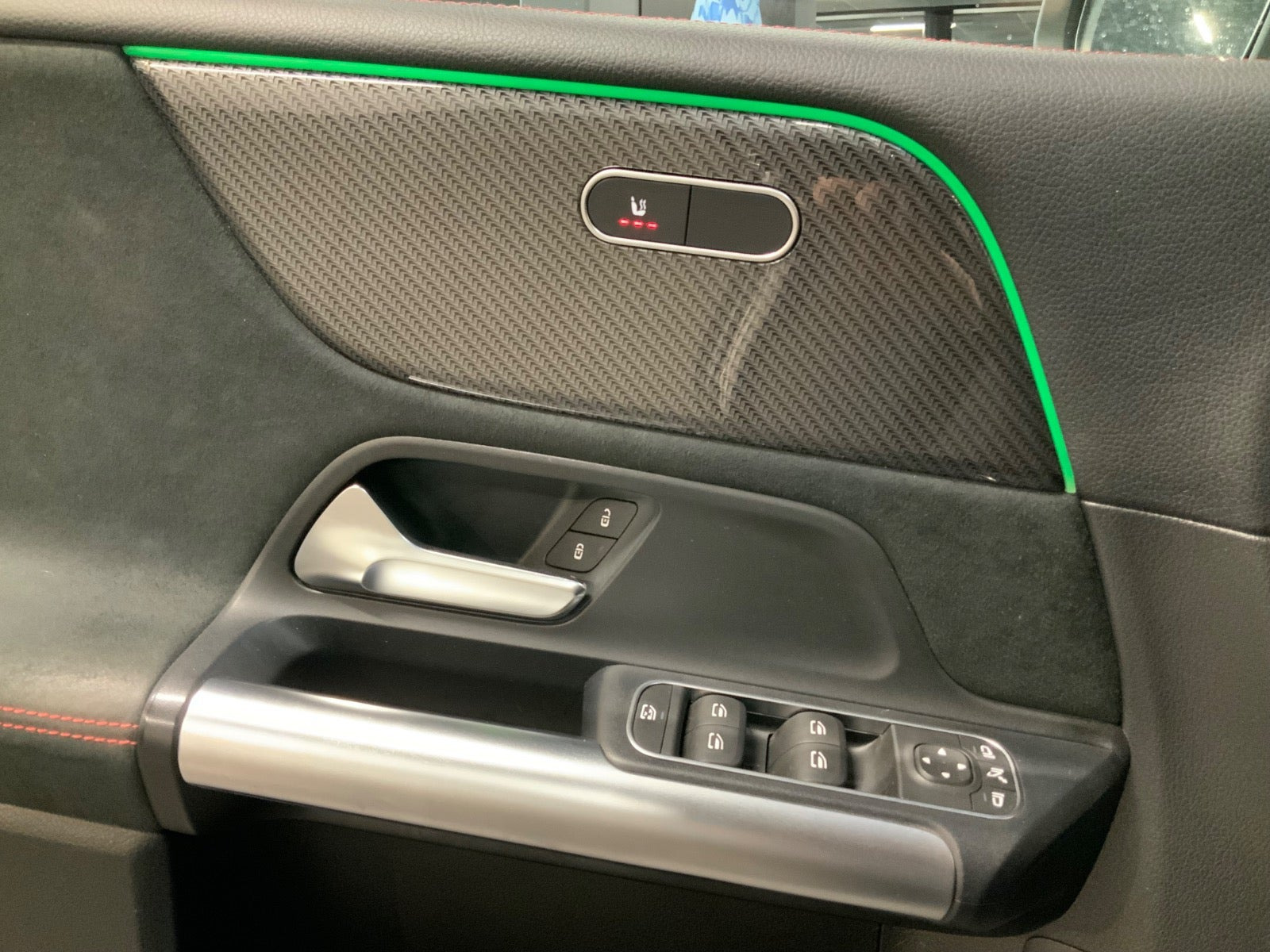 Blå Mercedes B200 fra 2020
