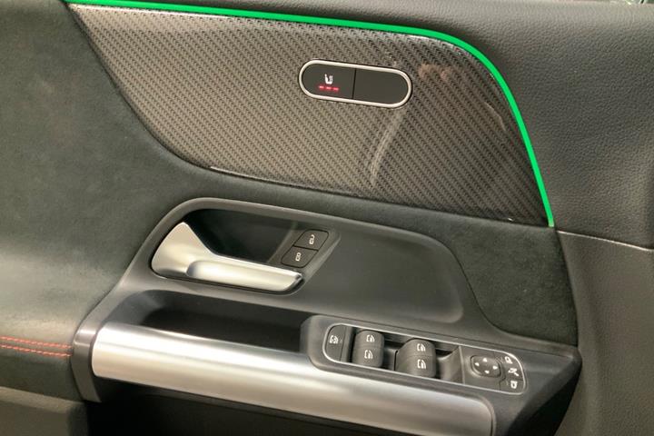 Blå Mercedes B200 fra 2020