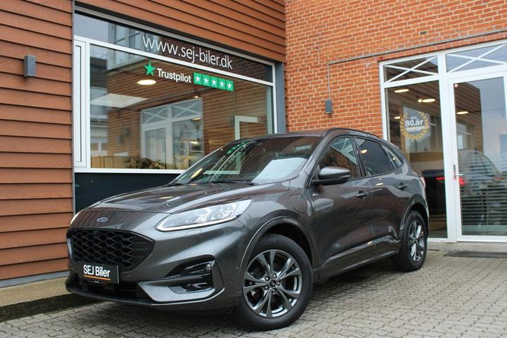 Grå Ford Kuga fra 2022 set udefra