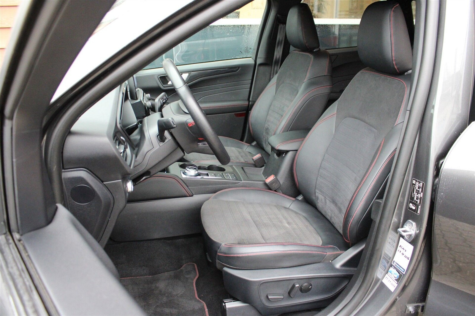 Grå Ford Kuga fra 2022