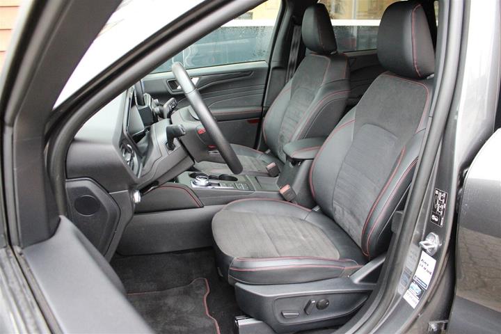 Grå Ford Kuga fra 2022