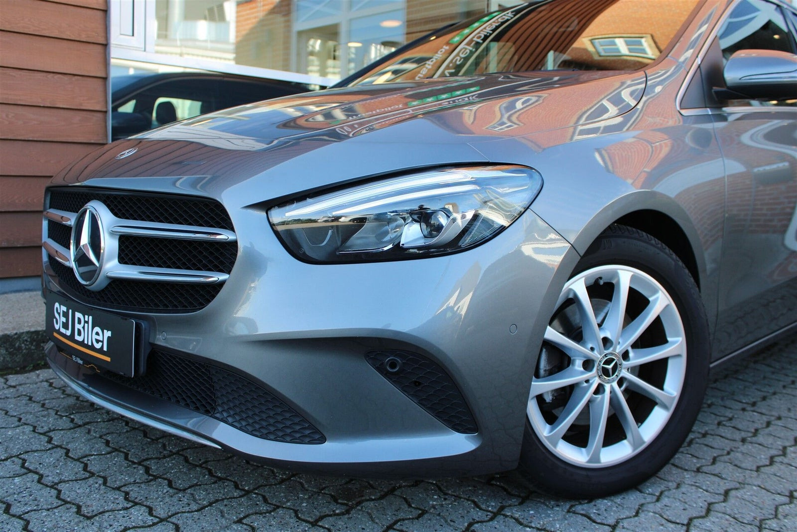 Grå Mercedes B200 d fra 2020