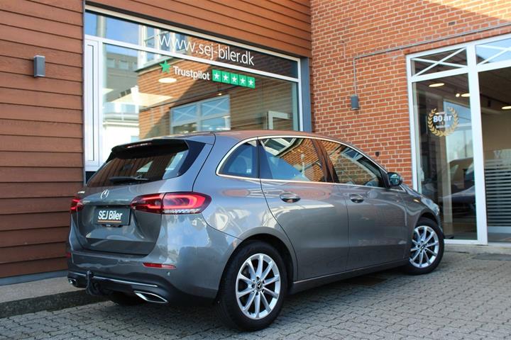Grå Mercedes B200 d fra 2020