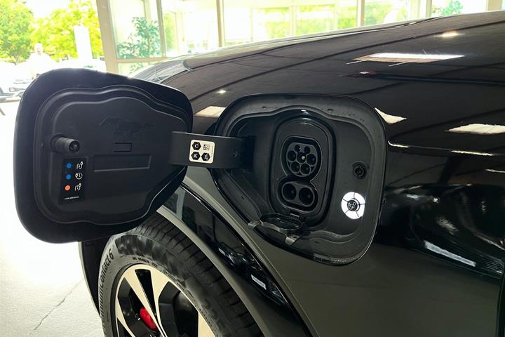 Sort Ford Mustang Mach-E fra 2023