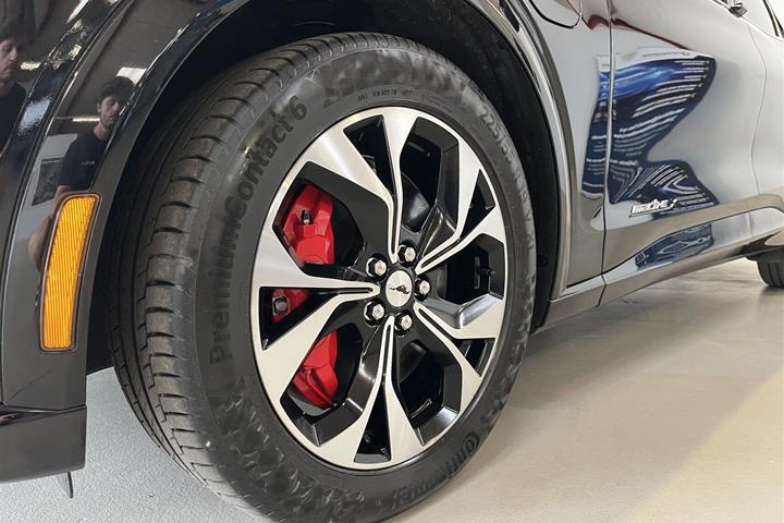 Sort Ford Mustang Mach-E fra 2023