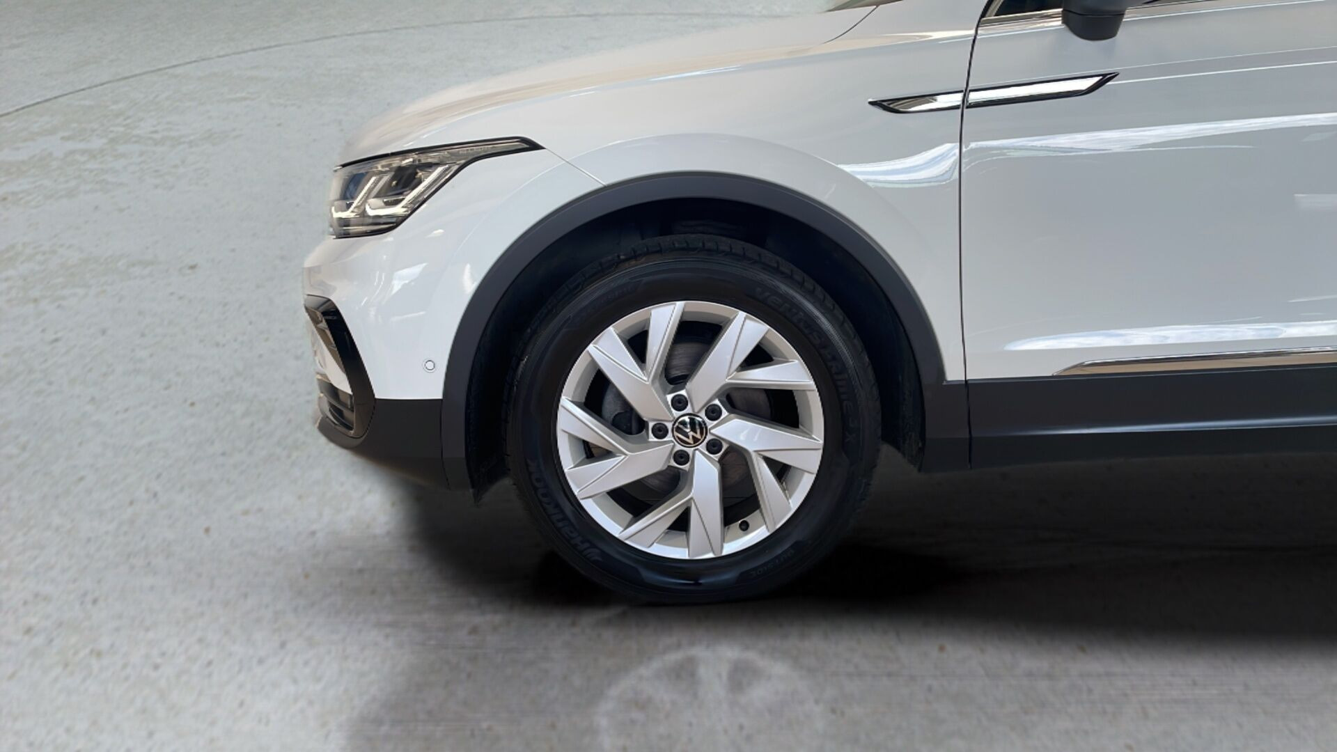 Hvid VW Tiguan fra 2020