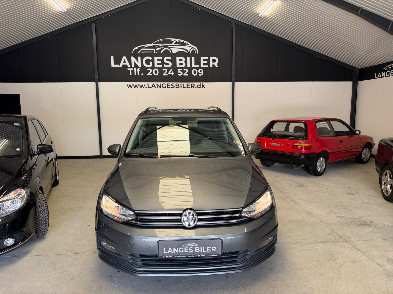 Grå VW Touran fra 2018